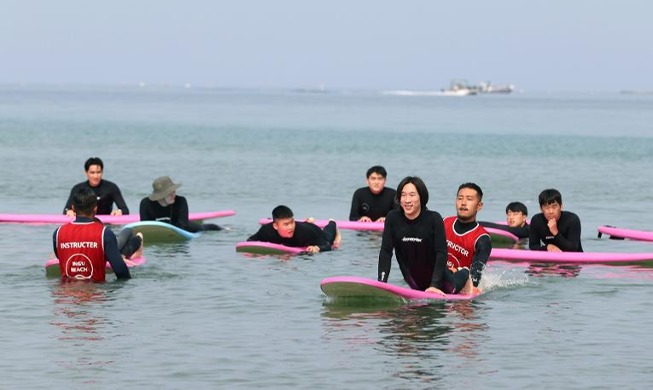 [Hidden charms of Korea: Yangyang-gun County] Surf's up at northeastern beaches in fall