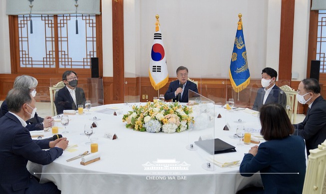 Remarks by President Moon Jae-in at Luncheon with Korean New Deal –related Government Ministers and Awardees