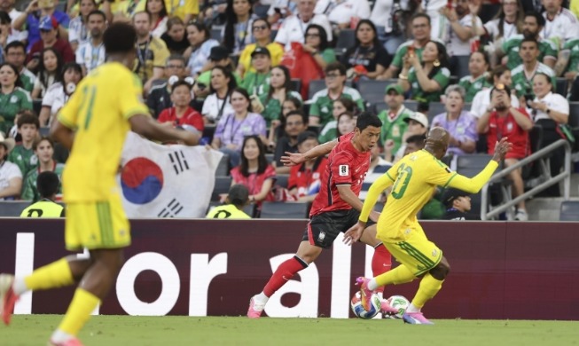한국 축구팀, 남아공에 0-1 패배···32강행 &acute;경우의 수&acute; 따진다