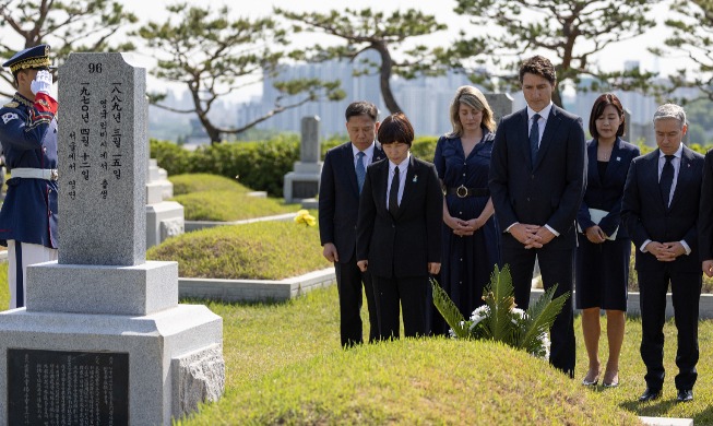 Canadian PM visits grave of pro-independence compatriot