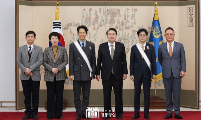 🎧 President Yoon gives top cultural medal to 'Squid Game' actor, director