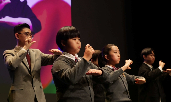 Choir 'sings' national anthem in sign language