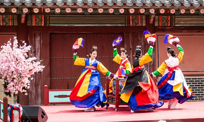 Festival highlights beauty of spring at Seoul's royal palaces