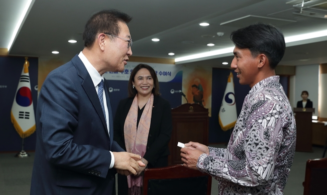 3 Indonesian sailors honored for saving lives during wildfires