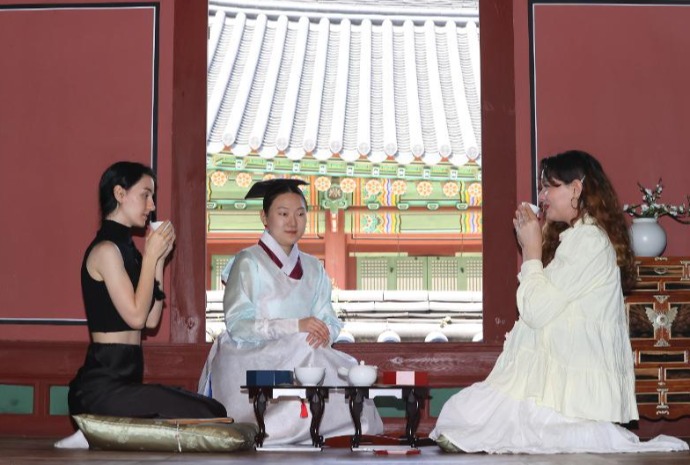 Joseon Dynasty-style medicinal tea time