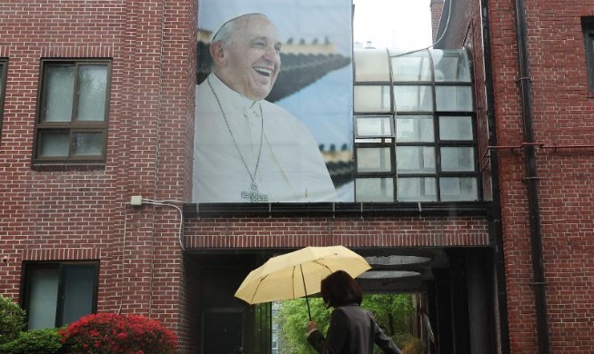 Acting President Han hails late pope for teaching love, peace