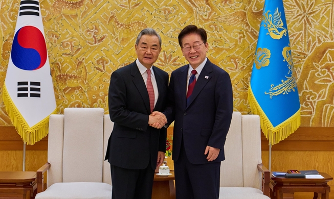 President Lee, China FM discuss bilateral ties, Korean Peninsula