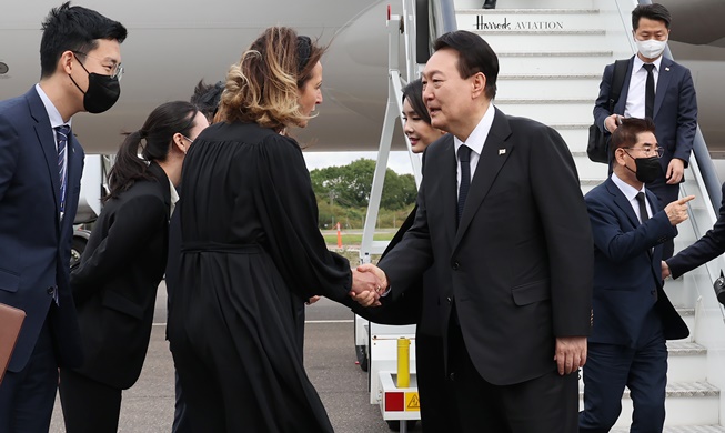 President arrives in London, attends reception hosted by British ...