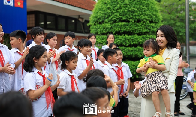 🎧 First lady attends charity event for Vietnamese children