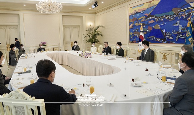 Remarks by President Moon Jae-in at Luncheon with Wards of State Who Have Come of Age and Are Preparing to Stand on Their Own