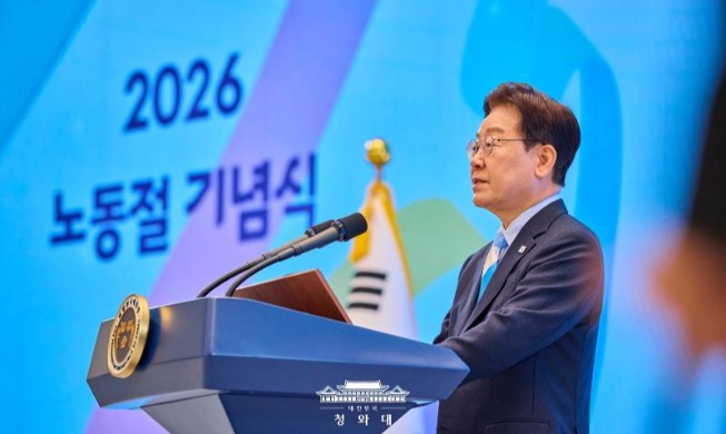President Lee commits to 'win-win growth' for labor, management