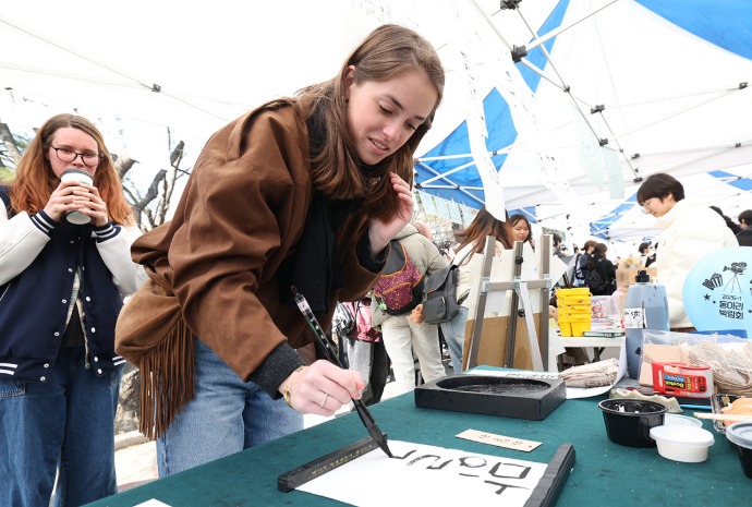 [사진으로 보는 한국] 새 학기 설렘 가득··캠퍼스에 퍼지는 묵향