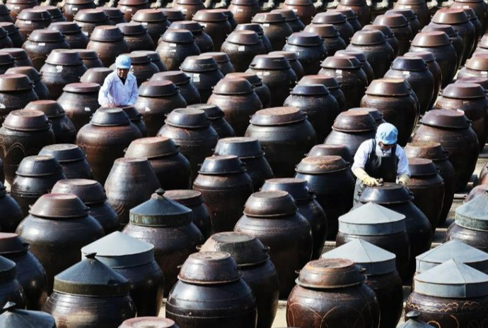 Spring  cleaning of traditional jars