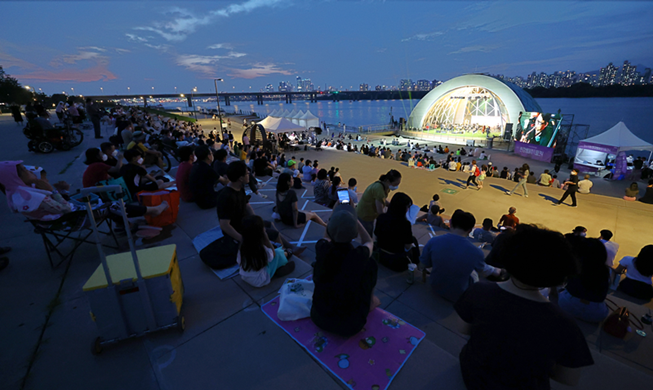 Hangang festival offers summer vacation by riverside