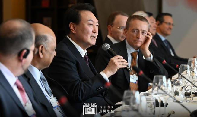 President Yoon tells global CEOs 'Korea and my office are open'