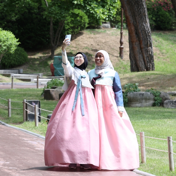 Touring Cheong Wa Dae while wearing Hanbok