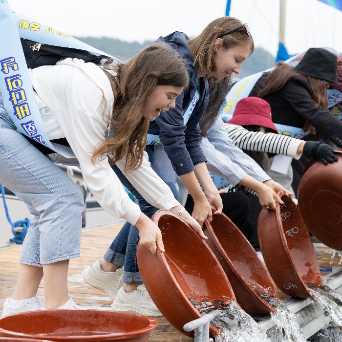 Honorary Reporters release baby fish to mark Nat'l Oceans Day