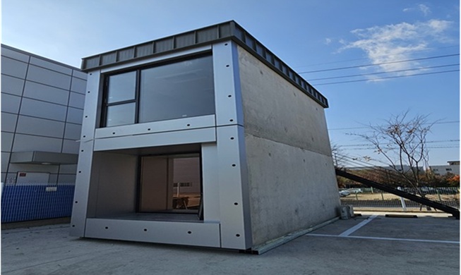 High-tech home keeps indoor conditions stable in desert climates