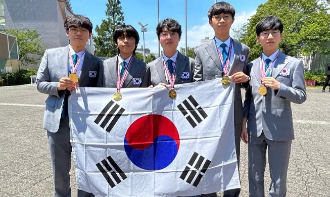5 high schoolers sweep golds to win int'l physics contest