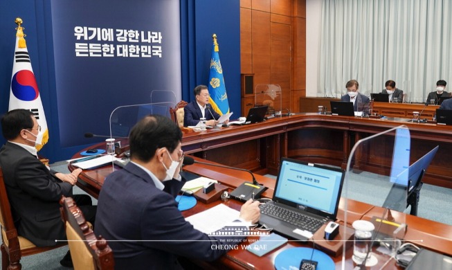 Opening Remarks by President Moon Jae-in at Meeting with His Senior Secretaries