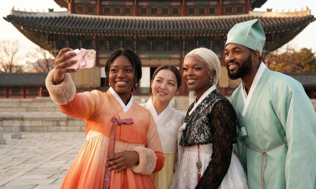 외국인 근로자 3명 중 1명, &acute;월 300만 원&acute; 넘게 받는다