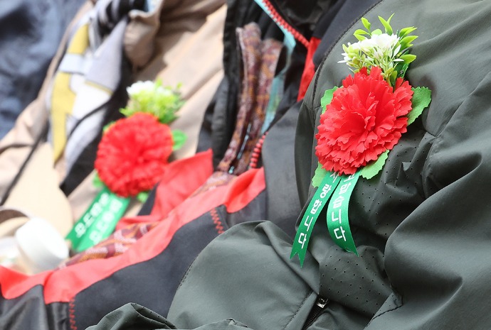 Carnations to mark Parents' Day
