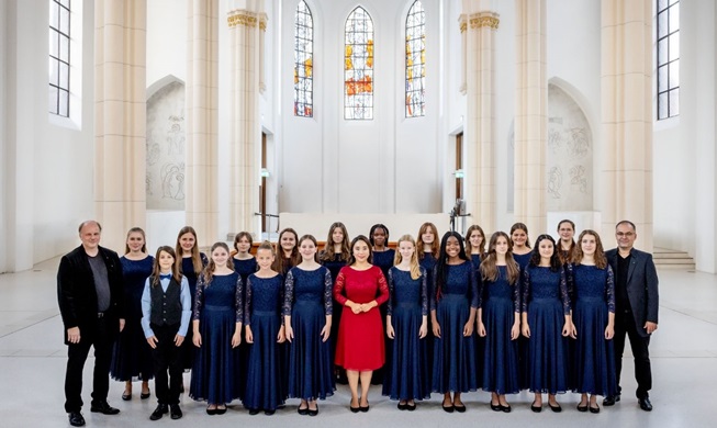 Youth choir conductor in Germany promotes Korean music