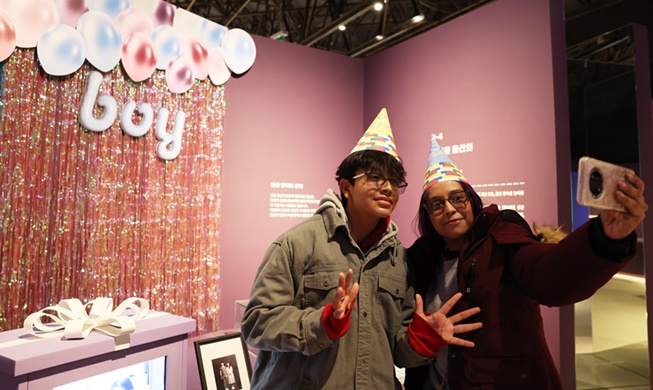 [RE:BORN 코리아] ① 금줄에서 단톡방까지, 시대를 관통하는 &acute;지독한 정성&acute;