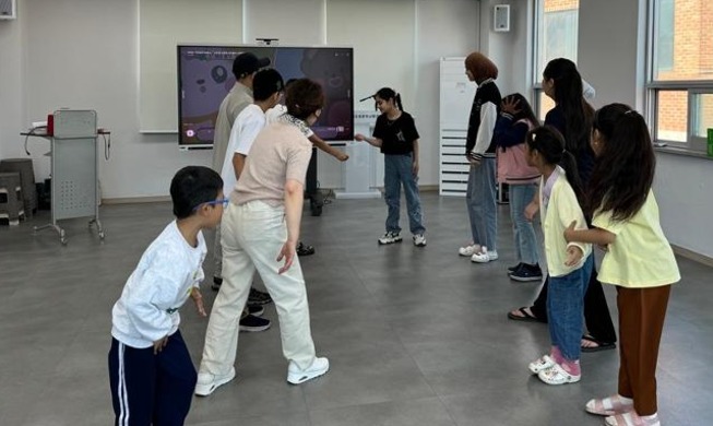 &acute;학교 가는 길, 국경 없다&acute;···김포발 외국인 아동 &acute;취학통지서’가 연 배움의 평등