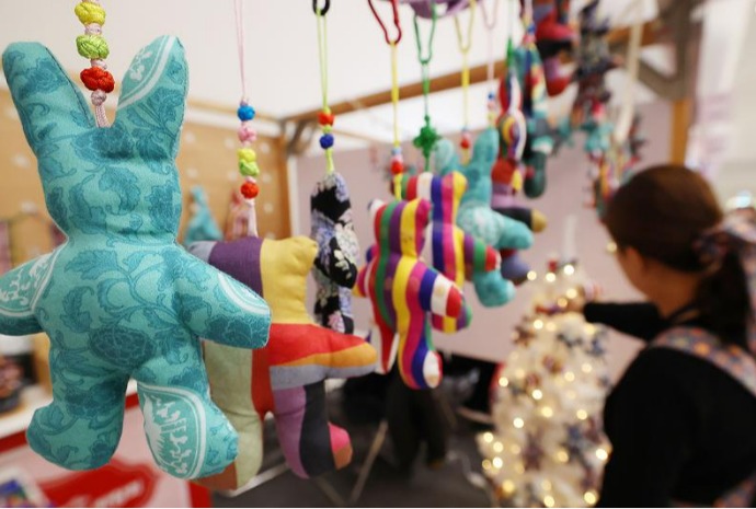 [사진으로 보는 한국] ´한국다움´ 기념품 한 자리에...´2025 관광기념품 박람회´