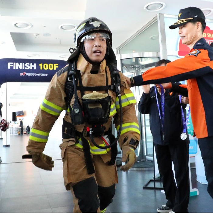 Climbing 100 floors with 20 kg of firefighting equipment
