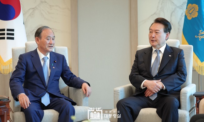 President Yoon hosts talks with ex-Japanese PM Suga