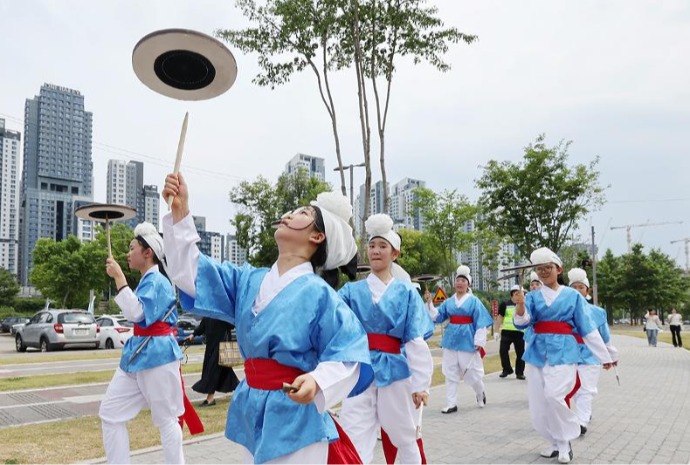 [사진으로 보는 한국] 아이들 손끝에 살아난 전통의 흥