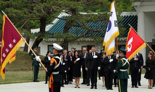 Romanian presidential couple visits national cemetery