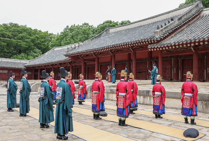 [사진으로 보는 한국] 창작극으로 되살아난 &acute;종묘 묘현례&acute;