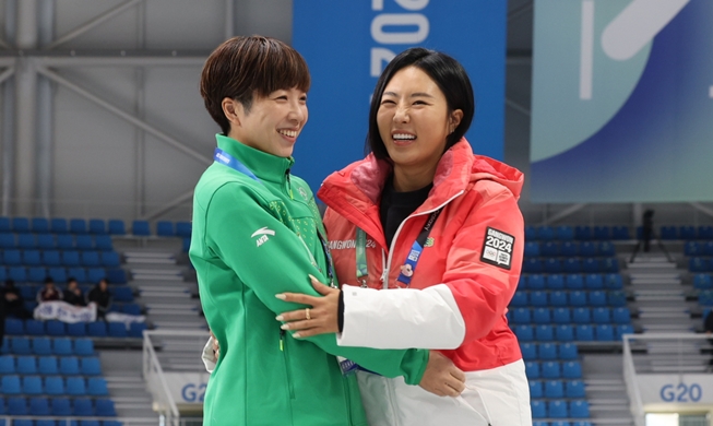 Korean, Japanese Olympic medalists meet again