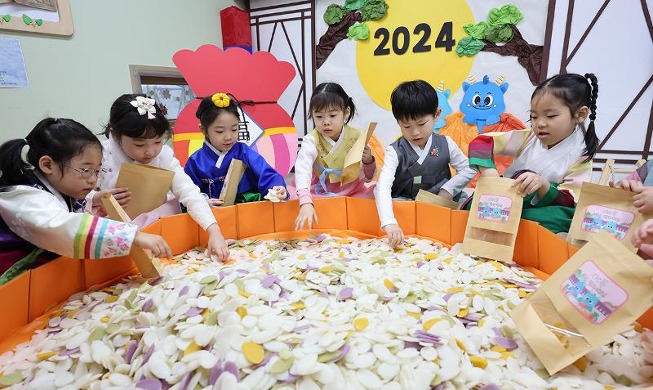 Children experience making traditional rice cake soup