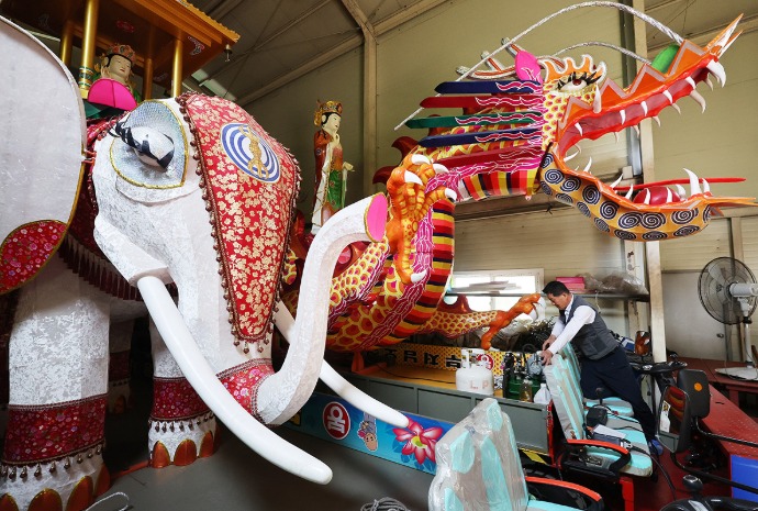 [사진으로 보는 한국] 빛을 준비하는 손길