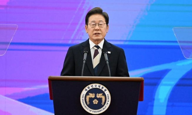 Lee JM pledges to be 'everyone's president' at inauguration