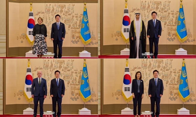 President Lee urges four new ambassadors to play 'bridge' roles