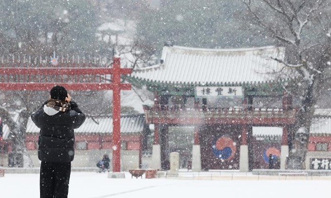 Snowy day at Hwaseong Haenggung Palace