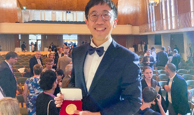 🎧 Korean American professor wins prestigious int'l honor in math