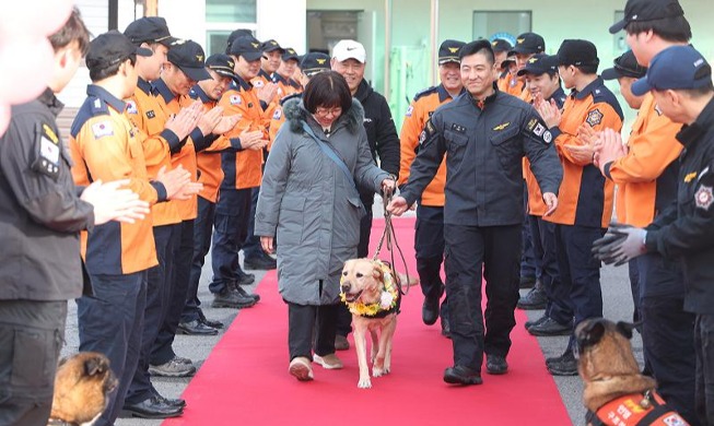 Retirement ceremony for heroic rescue dog Arong