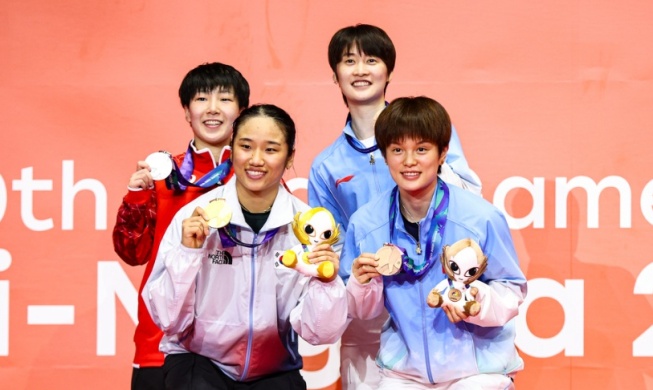 Women's badminton strikes gold in singles, doubles at Asian Games