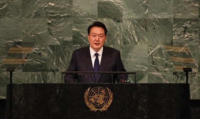 President urges int'l solidarity to defend freedom in 1st UN speech