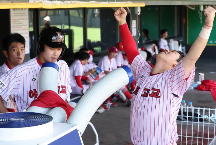 [사진으로 보는 한국] &acute;더위 물러가라&acute;