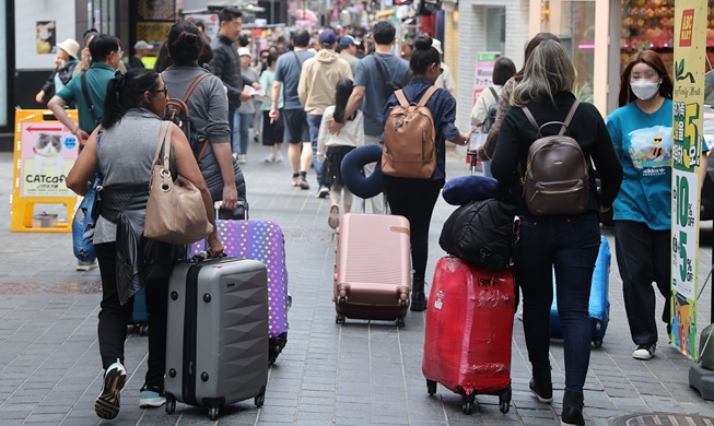 No. of foreign tourists in April jumped 7-fold to 889,000