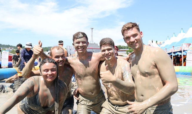 Boryeong Mud Festival evolves into int'l summer gala in 28th year