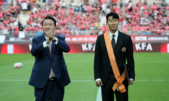 President Yoon gives soccer star Son gov't's highest sports honor