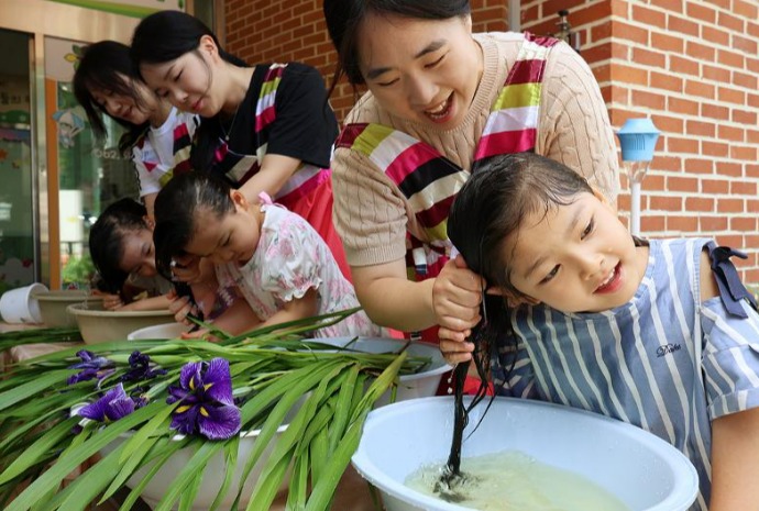[사진으로 보는 한국] 창포 향 가득한 단오 체험